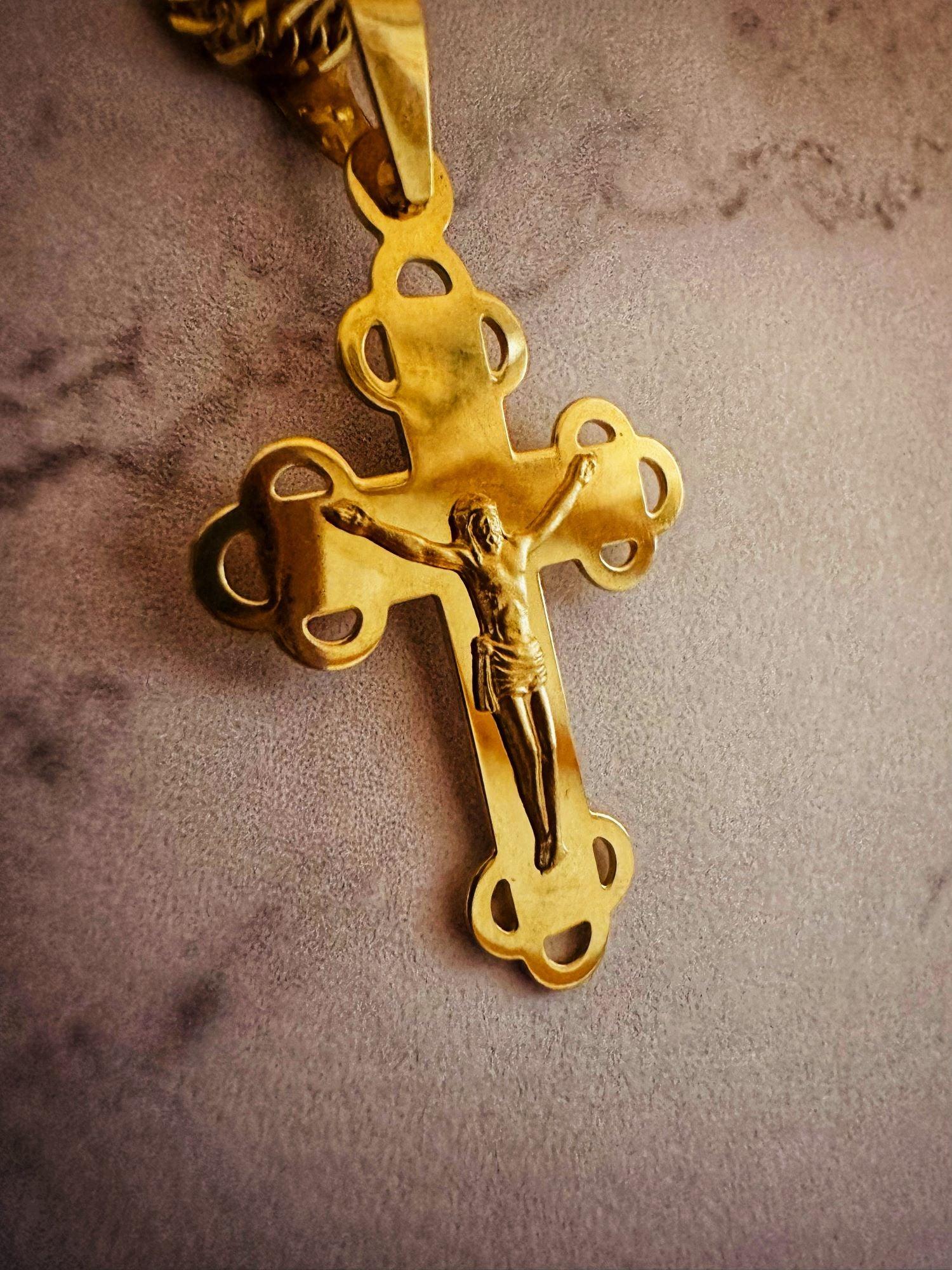 Croix "Verso l'alto" en or jaune 18 carats avec finition polie brillante et triple fleur ajourée - Maison Gabriel