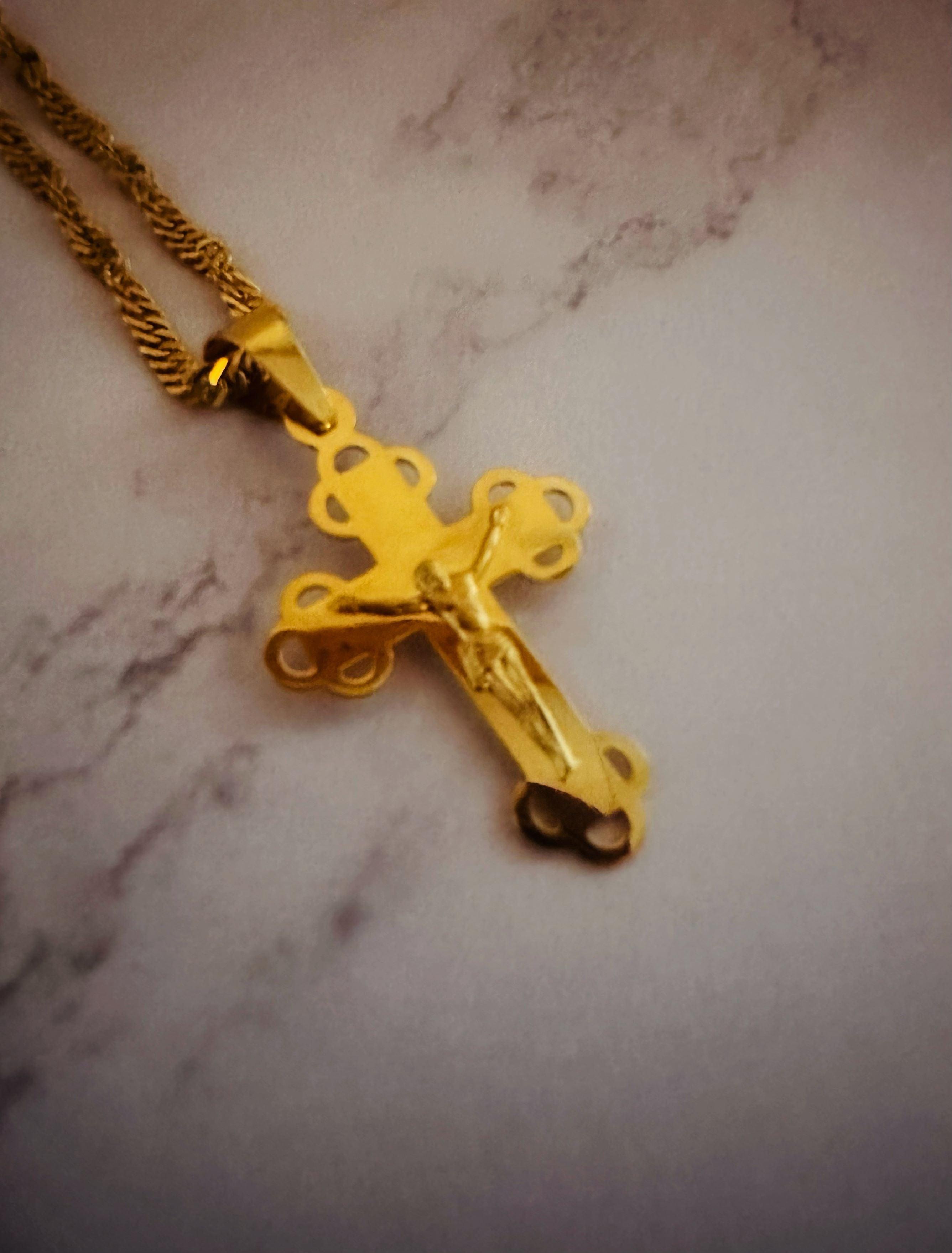 Croix "Verso l'alto" en or jaune 18 carats avec finition polie brillante et triple fleur ajourée - Maison Gabriel